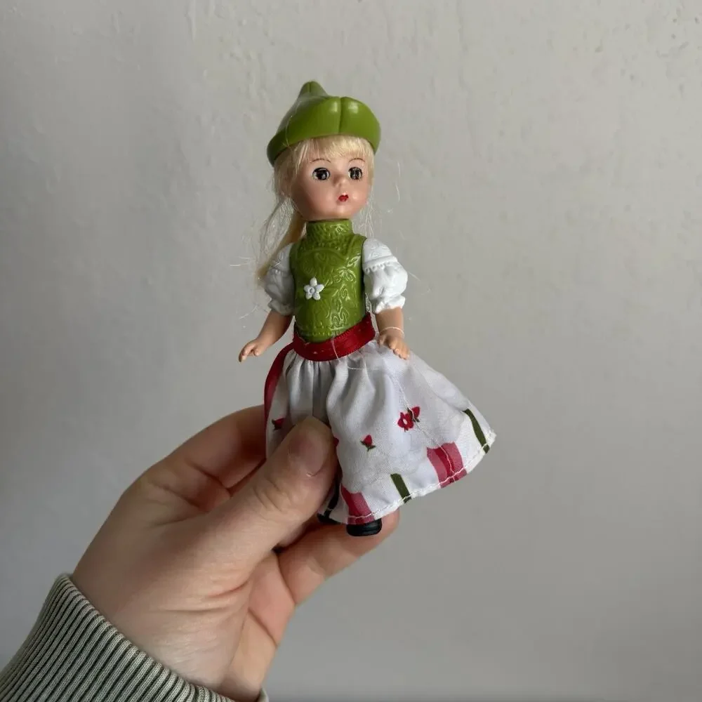 2010 McDonalds Madame Alexander Doll Disney ALICE IN WONDERLAND Alice & Gretel
